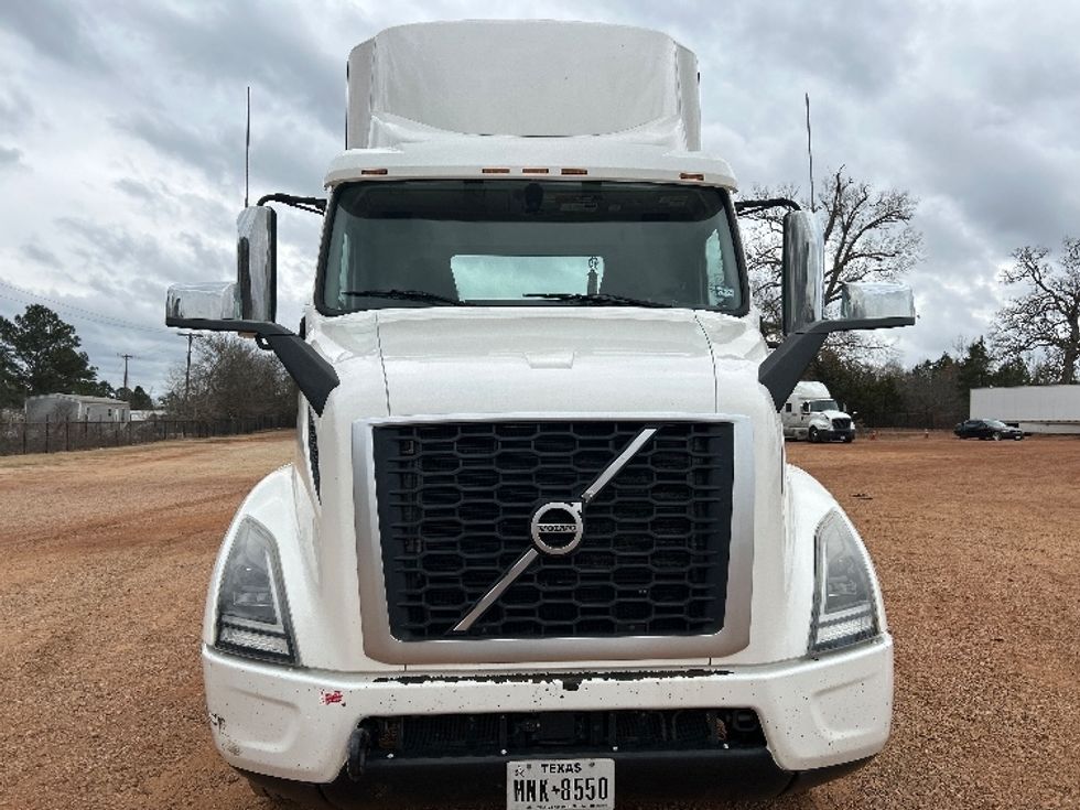 Day Cab Tractor-Heavy Duty Tractors-Volvo-2020-VNR42300-Tyler-TX-156,915\n\t\tmiles-$ 42,750 - Image 2