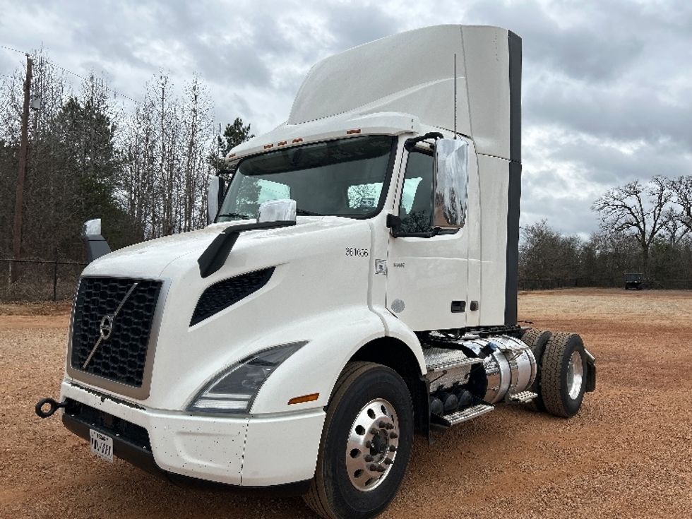 Day Cab Tractor-Heavy Duty Tractors-Volvo-2020-VNR42300-Tyler-TX-156,915\n\t\tmiles-$ 42,750 - Image 3