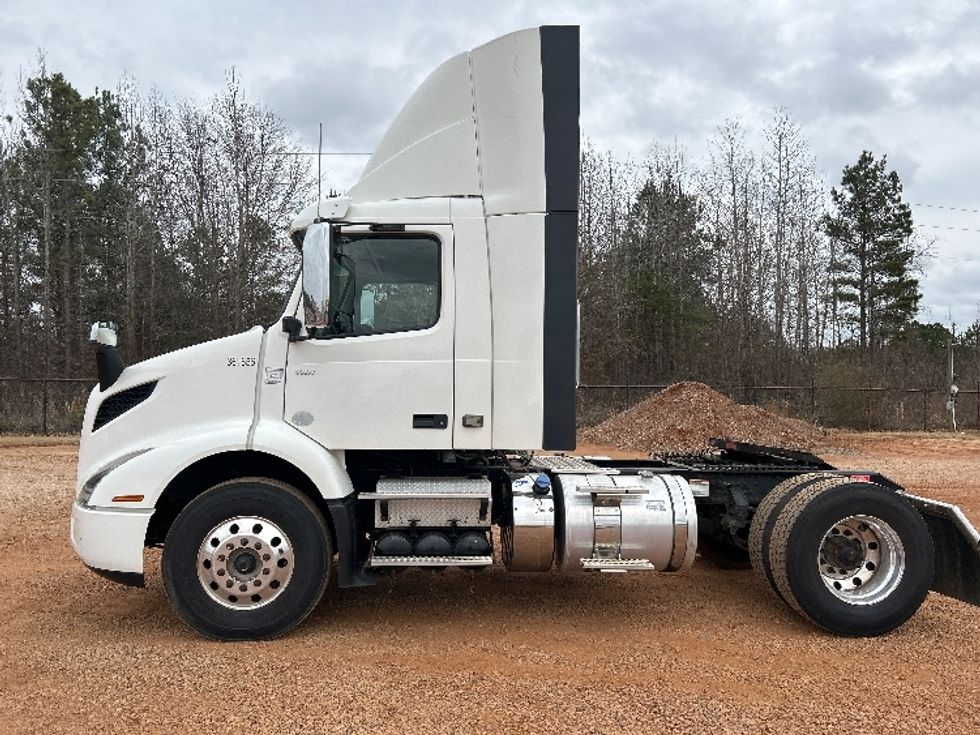 Day Cab Tractor-Heavy Duty Tractors-Volvo-2020-VNR42300-Tyler-TX-156,915\n\t\tmiles-$ 42,750 - Image 4