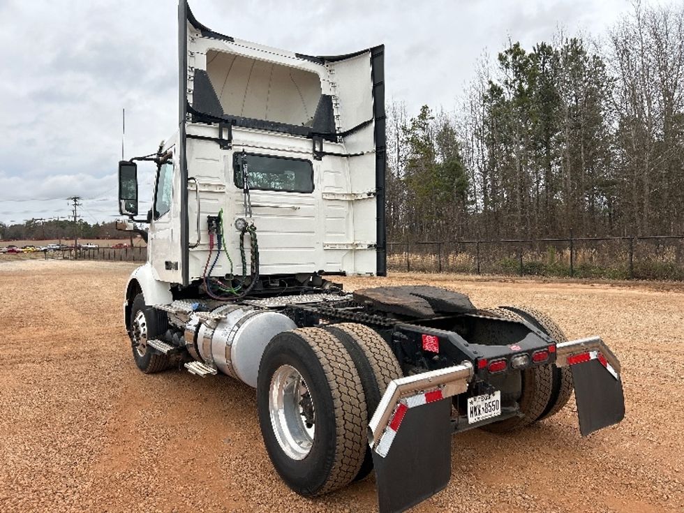 Day Cab Tractor-Heavy Duty Tractors-Volvo-2020-VNR42300-Tyler-TX-156,915\n\t\tmiles-$ 42,750 - Image 5