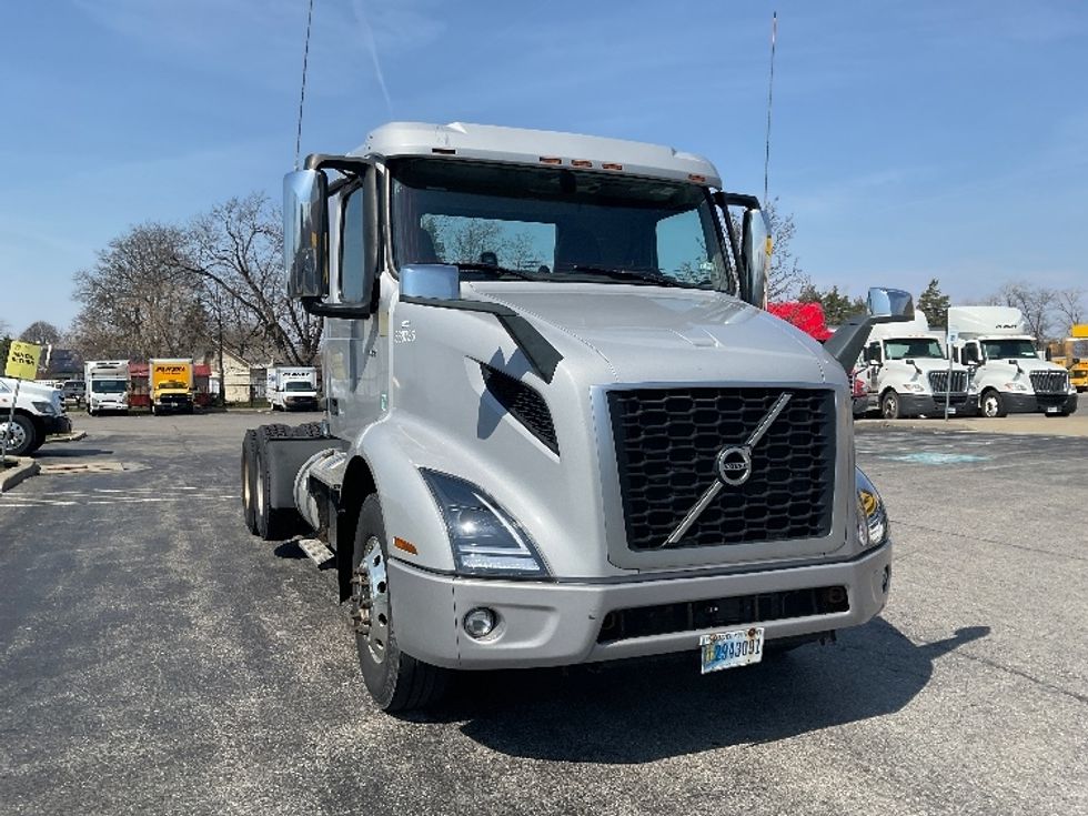 Day Cab Tractor-Heavy Duty Tractors-Volvo-2020-VNR62300-Rochester-NY-326,400\n\t\tmiles-$ 38,000 - Image 1