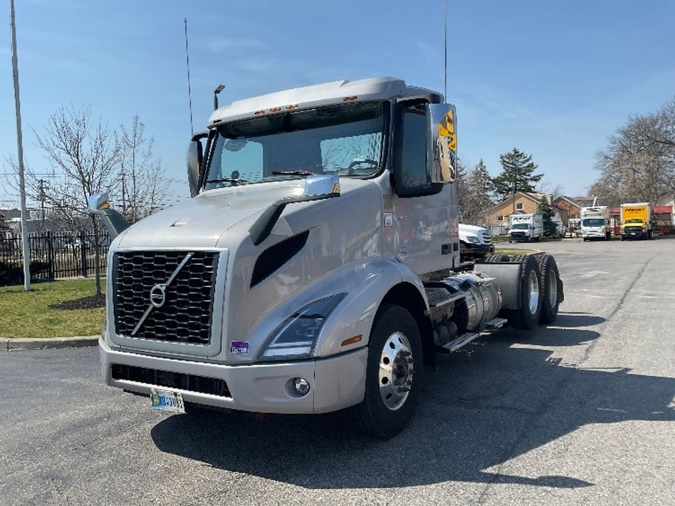 Day Cab Tractor-Heavy Duty Tractors-Volvo-2020-VNR62300-Rochester-NY-326,400\n\t\tmiles-$ 38,000 - Image 3