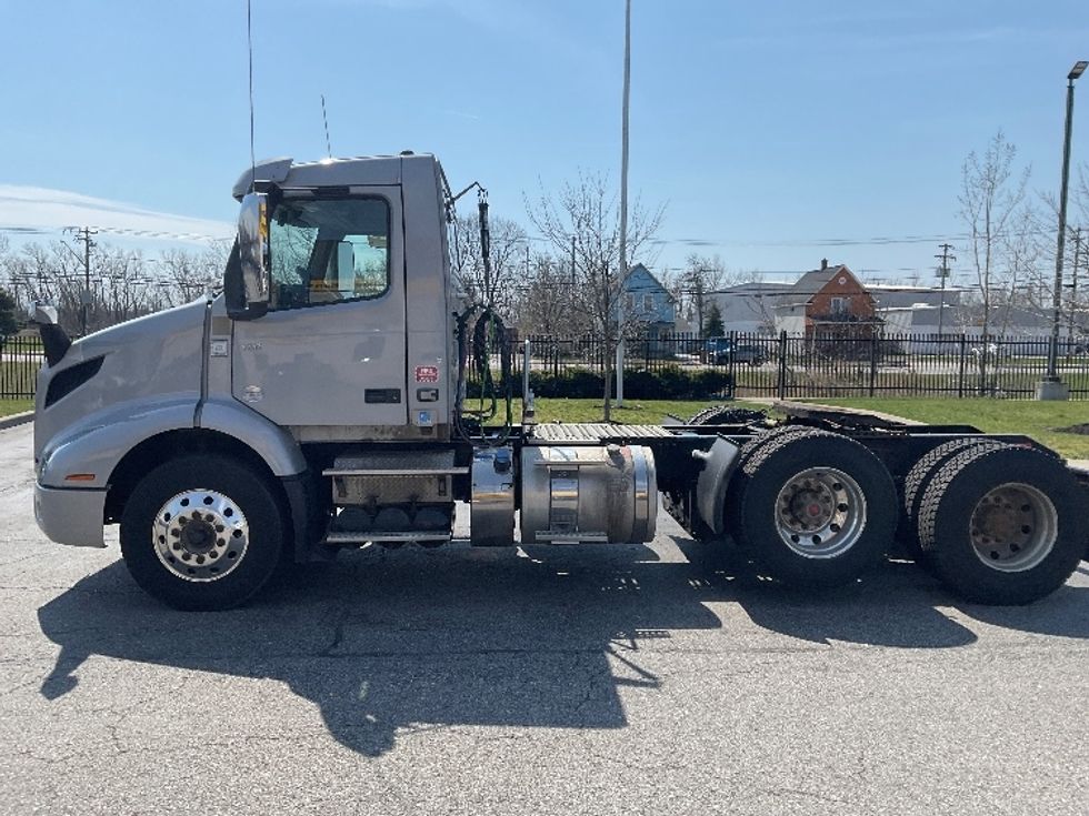 Day Cab Tractor-Heavy Duty Tractors-Volvo-2020-VNR62300-Rochester-NY-326,400\n\t\tmiles-$ 38,000 - Image 4
