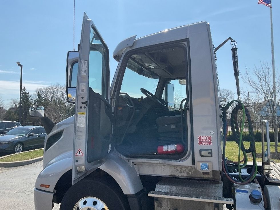 Day Cab Tractor-Heavy Duty Tractors-Volvo-2020-VNR62300-Rochester-NY-326,400\n\t\tmiles-$ 38,000 - Image 9