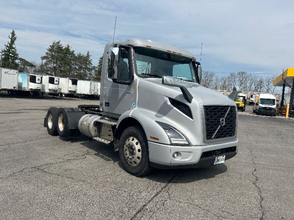 Day Cab Tractor-Heavy Duty Tractors-Volvo-2020-VNR62300-Rochester-NY-368,192\n\t\tmiles-$ 32,250 - Image 1