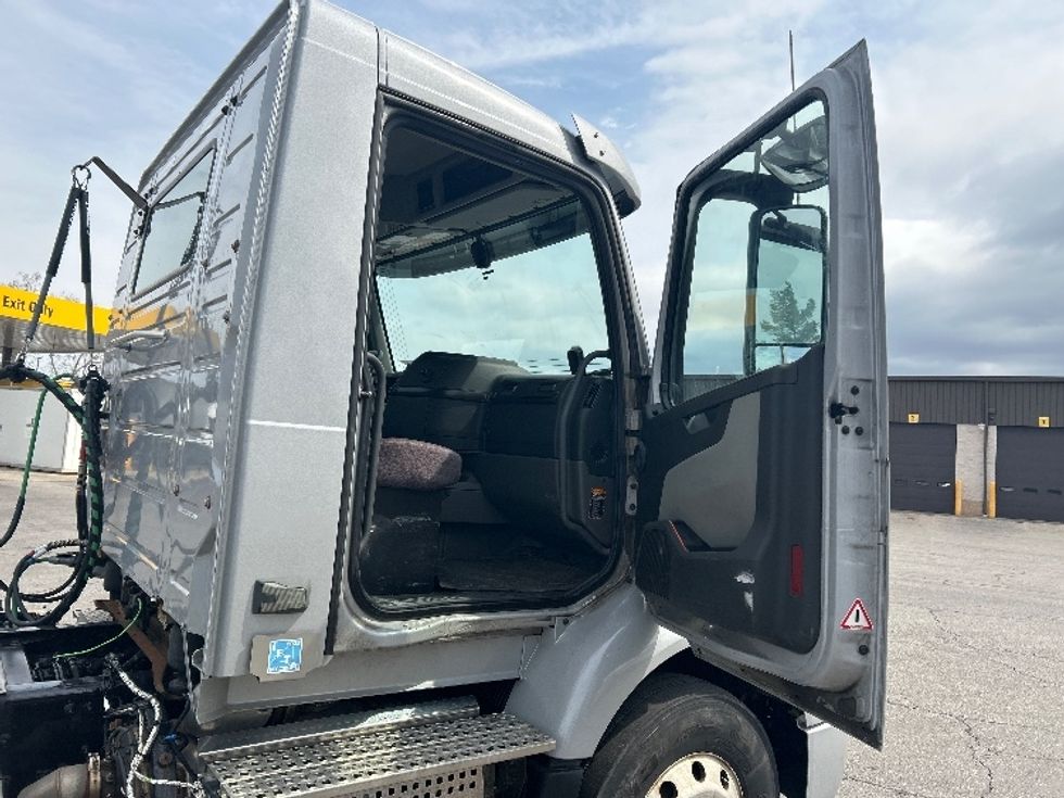 Day Cab Tractor-Heavy Duty Tractors-Volvo-2020-VNR62300-Rochester-NY-368,192\n\t\tmiles-$ 32,250 - Image 12