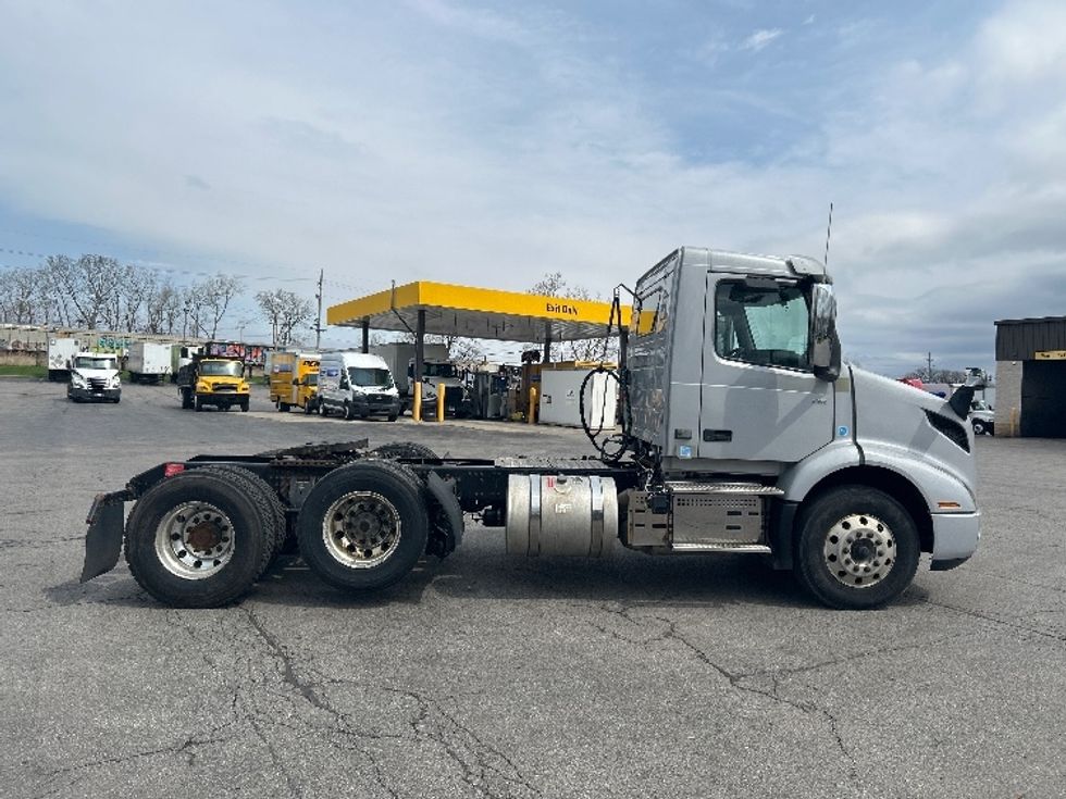 Day Cab Tractor-Heavy Duty Tractors-Volvo-2020-VNR62300-Rochester-NY-368,192\n\t\tmiles-$ 32,250 - Image 8