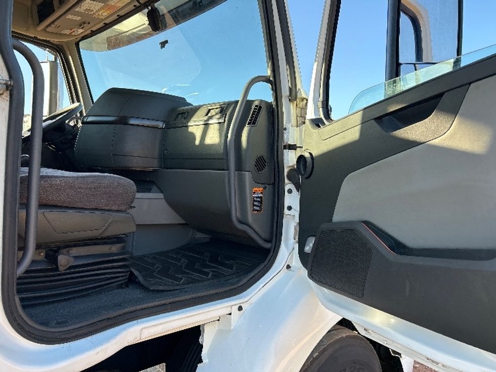 Day Cab Tractor-Heavy Duty Tractors-Volvo-2020-VNR62300-Tyler-TX-119,484\n\t\tmiles-$ 64,000 - Image 12