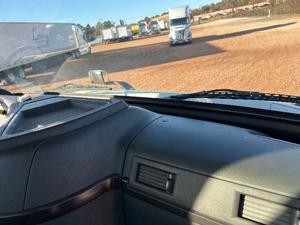 Day Cab Tractor-Heavy Duty Tractors-Volvo-2020-VNR62300-Tyler-TX-119,484\n\t\tmiles-$ 64,000 - Image 13