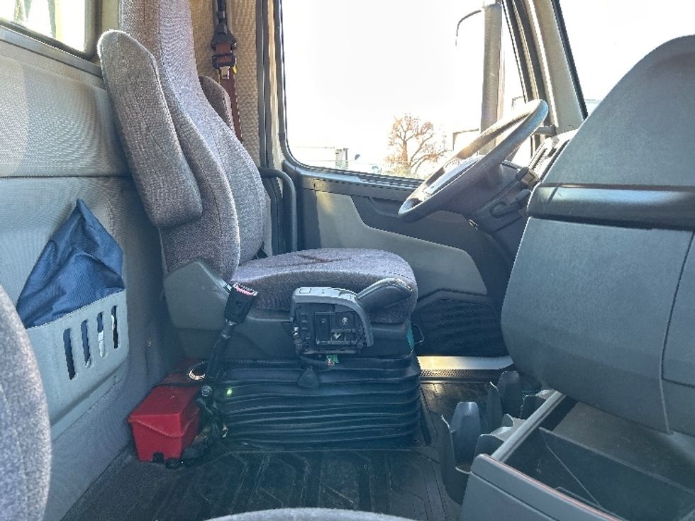 Day Cab Tractor-Heavy Duty Tractors-Volvo-2020-VNR62300-Tyler-TX-119,484\n\t\tmiles-$ 64,000 - Image 14