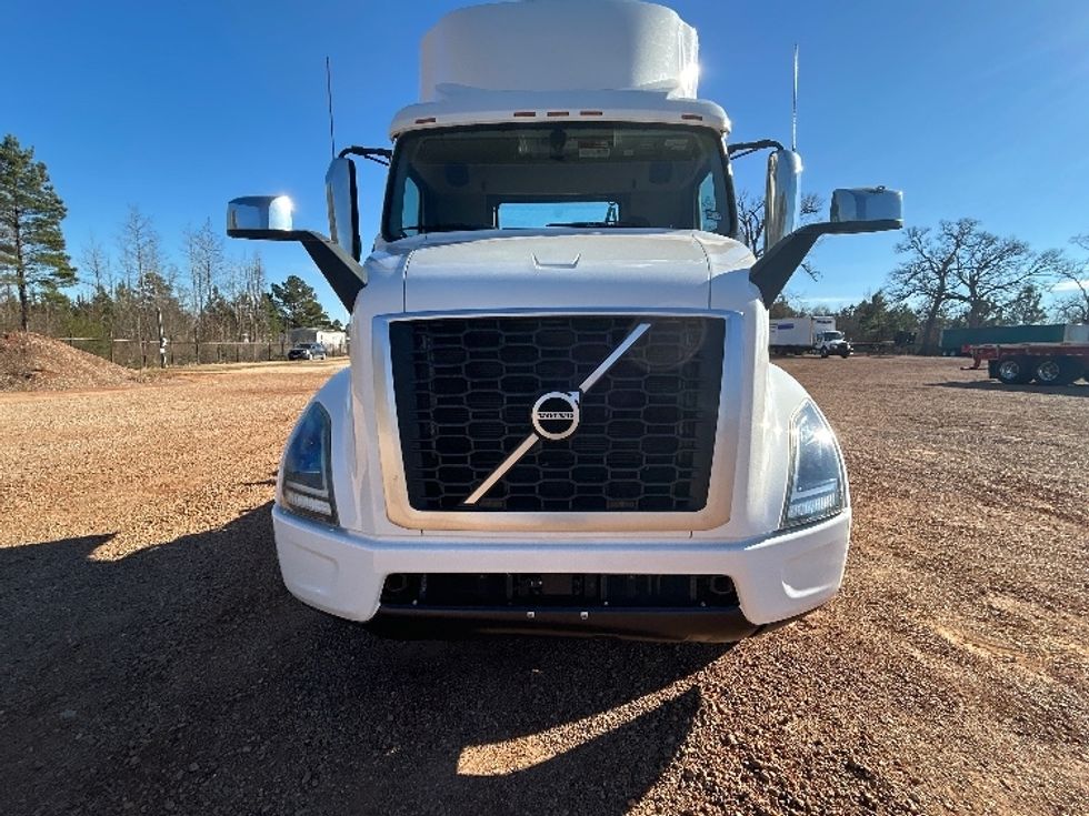 Day Cab Tractor-Heavy Duty Tractors-Volvo-2020-VNR62300-Tyler-TX-119,484\n\t\tmiles-$ 64,000 - Image 2