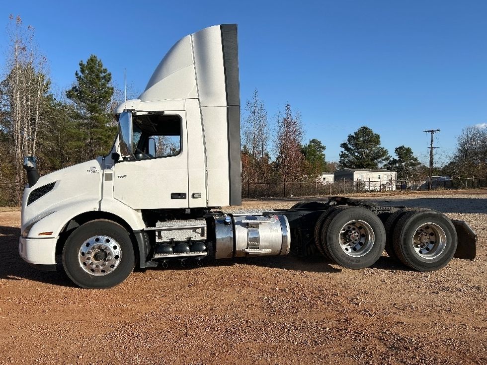 Day Cab Tractor-Heavy Duty Tractors-Volvo-2020-VNR62300-Tyler-TX-119,484\n\t\tmiles-$ 64,000 - Image 4