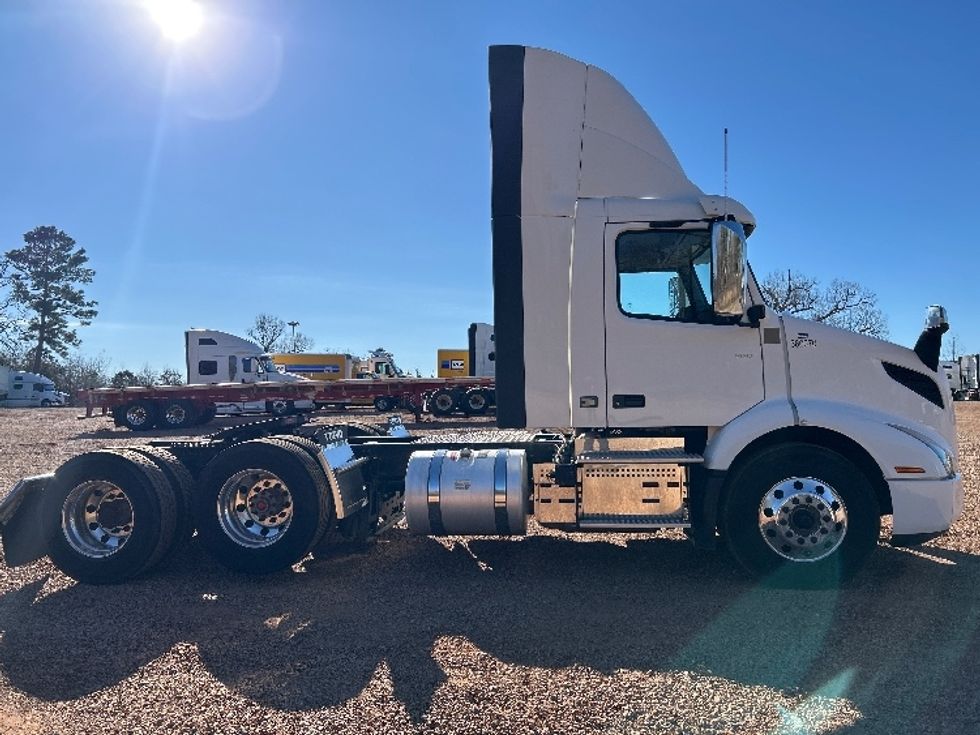 Day Cab Tractor-Heavy Duty Tractors-Volvo-2020-VNR62300-Tyler-TX-119,484\n\t\tmiles-$ 64,000 - Image 8
