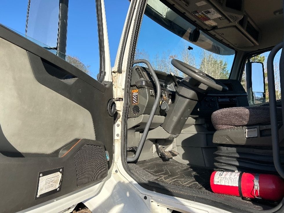 Day Cab Tractor-Heavy Duty Tractors-Volvo-2020-VNR62300-Tyler-TX-119,484\n\t\tmiles-$ 64,000 - Image 9