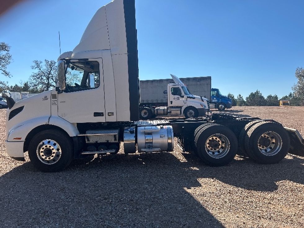 Day Cab Tractor-Heavy Duty Tractors-Volvo-2020-VNR62300-Tyler-TX-161,540\n\t\tmiles-$ 79,000 - Image 4