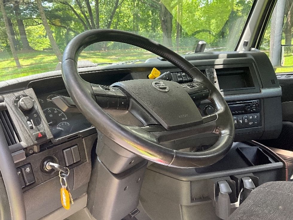 Day Cab Tractor-Heavy Duty Tractors-Volvo-2020-VNR64300-Allentown-PA-463,604\n\t\tmiles-$ 38,000 - Image 10