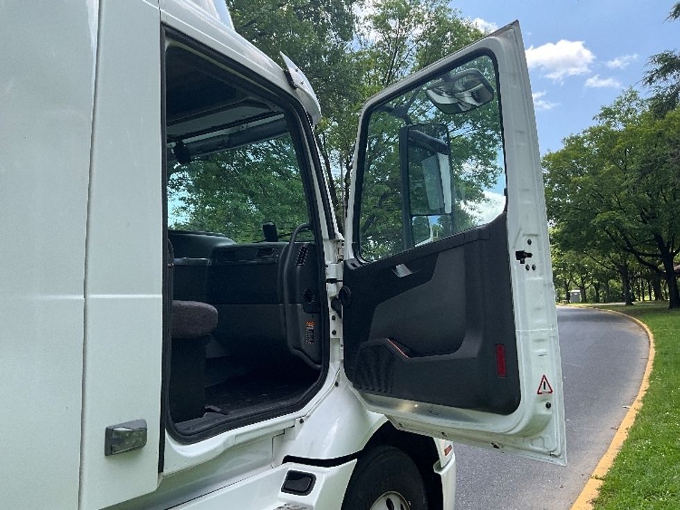 Day Cab Tractor-Heavy Duty Tractors-Volvo-2020-VNR64300-Allentown-PA-463,604\n\t\tmiles-$ 38,000 - Image 12