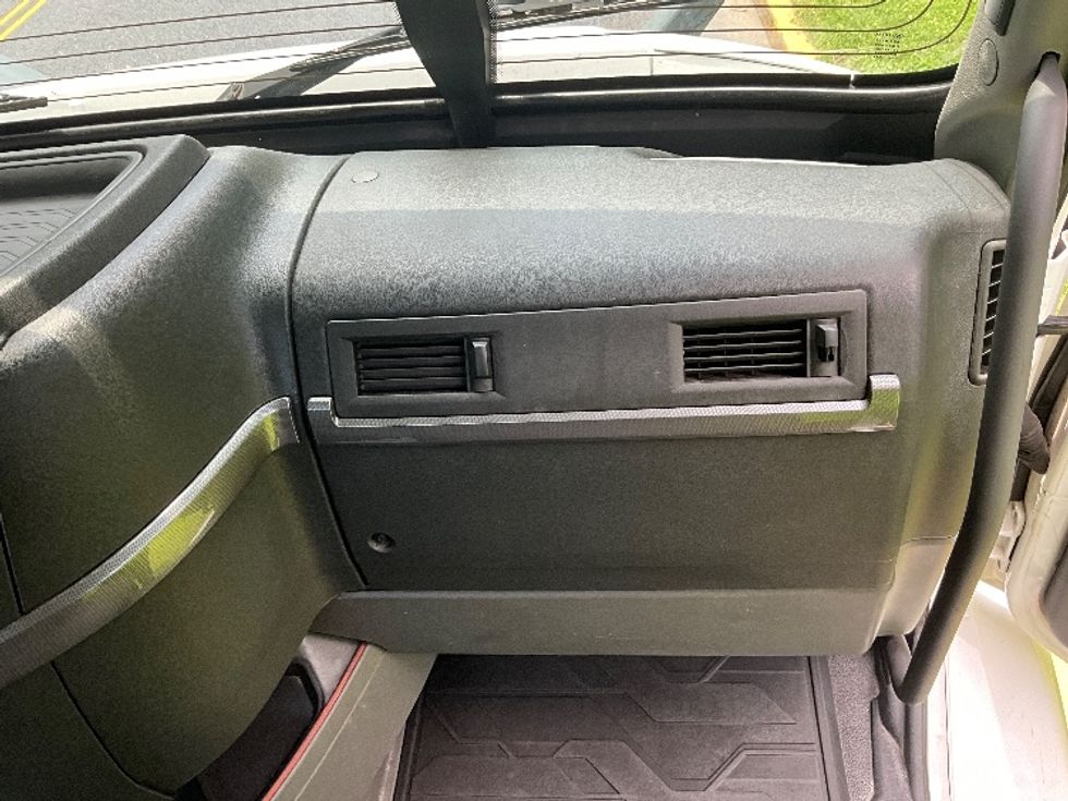 Day Cab Tractor-Heavy Duty Tractors-Volvo-2020-VNR64300-Allentown-PA-463,604\n\t\tmiles-$ 38,000 - Image 13