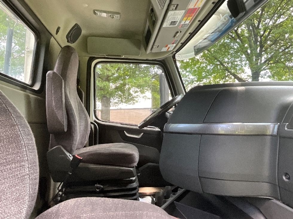 Day Cab Tractor-Heavy Duty Tractors-Volvo-2020-VNR64300-Allentown-PA-463,604\n\t\tmiles-$ 38,000 - Image 14