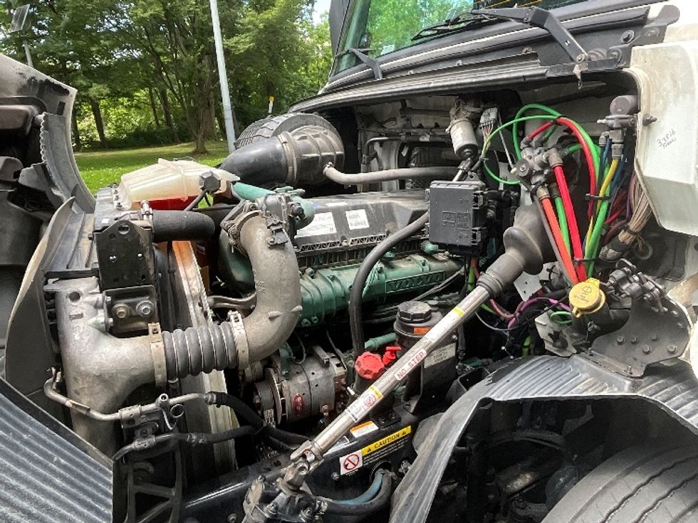 Day Cab Tractor-Heavy Duty Tractors-Volvo-2020-VNR64300-Allentown-PA-463,604\n\t\tmiles-$ 38,000 - Image 16