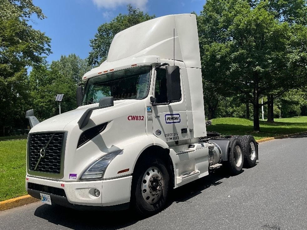 2020 Volvo Truck VNR photo 3