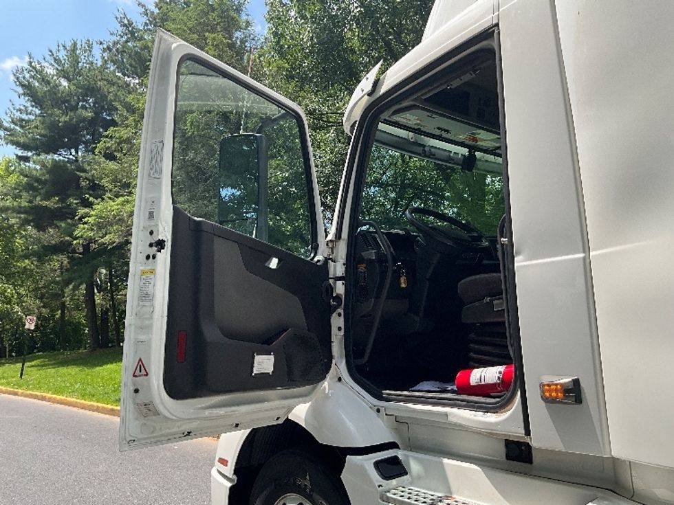 Day Cab Tractor-Heavy Duty Tractors-Volvo-2020-VNR64300-Allentown-PA-463,604\n\t\tmiles-$ 38,000 - Image 9