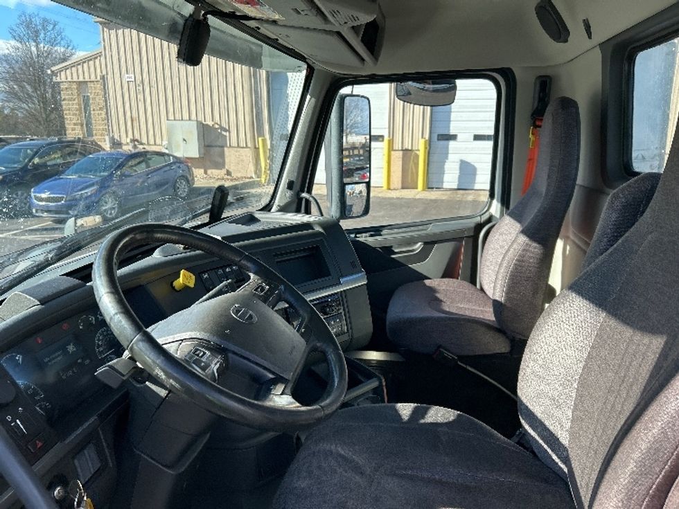 Day Cab Tractor-Heavy Duty Tractors-Volvo-2020-VNR64300-Allentown-PA-471,948\n\t\tmiles-$ 37,500 - Image 10