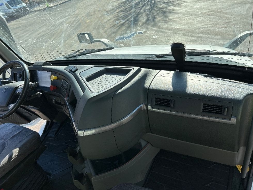 Day Cab Tractor-Heavy Duty Tractors-Volvo-2020-VNR64300-Allentown-PA-471,948\n\t\tmiles-$ 37,500 - Image 13