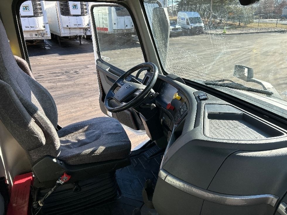 Day Cab Tractor-Heavy Duty Tractors-Volvo-2020-VNR64300-Allentown-PA-471,948\n\t\tmiles-$ 37,500 - Image 14