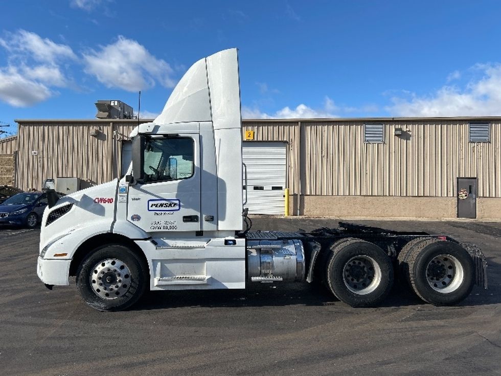 2020 Volvo Truck VNR photo 4