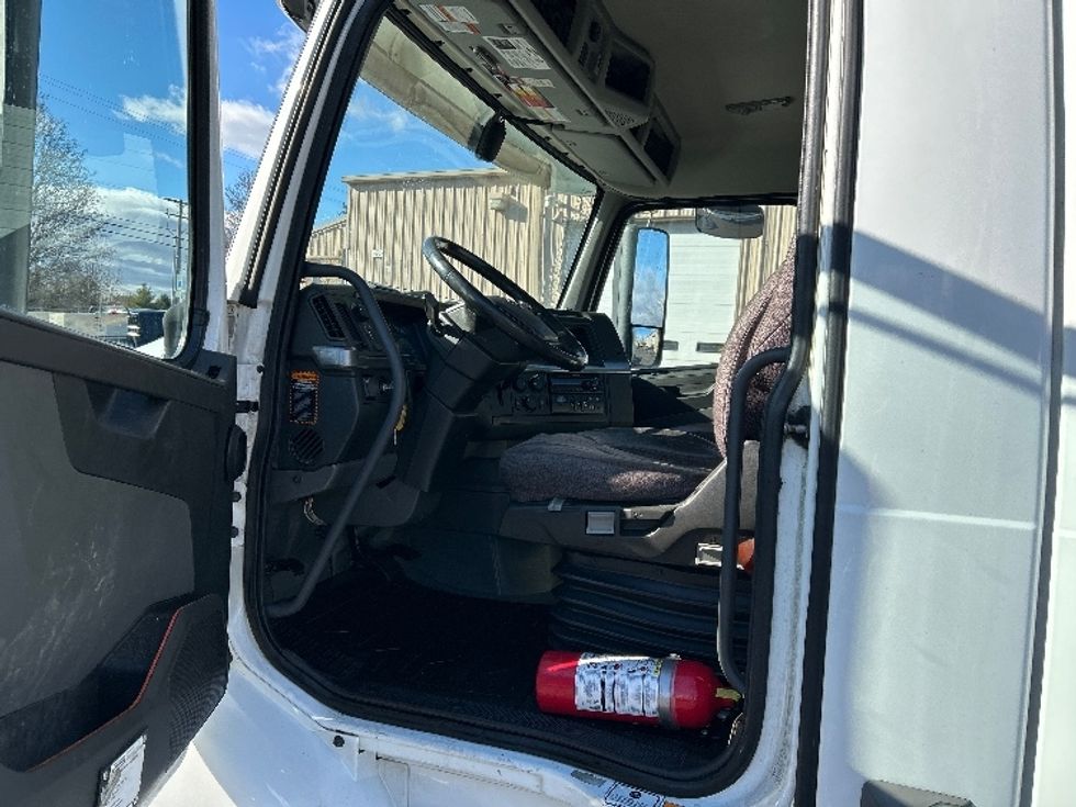 Day Cab Tractor-Heavy Duty Tractors-Volvo-2020-VNR64300-Allentown-PA-471,948\n\t\tmiles-$ 37,500 - Image 9