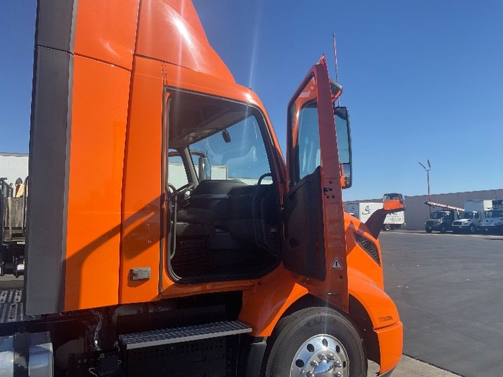 Day Cab Tractor-Heavy Duty Tractors-Volvo-2020-VNR64300-Anaheim-CA-231,697\n\t\tmiles-$ 53,000 - Image 12