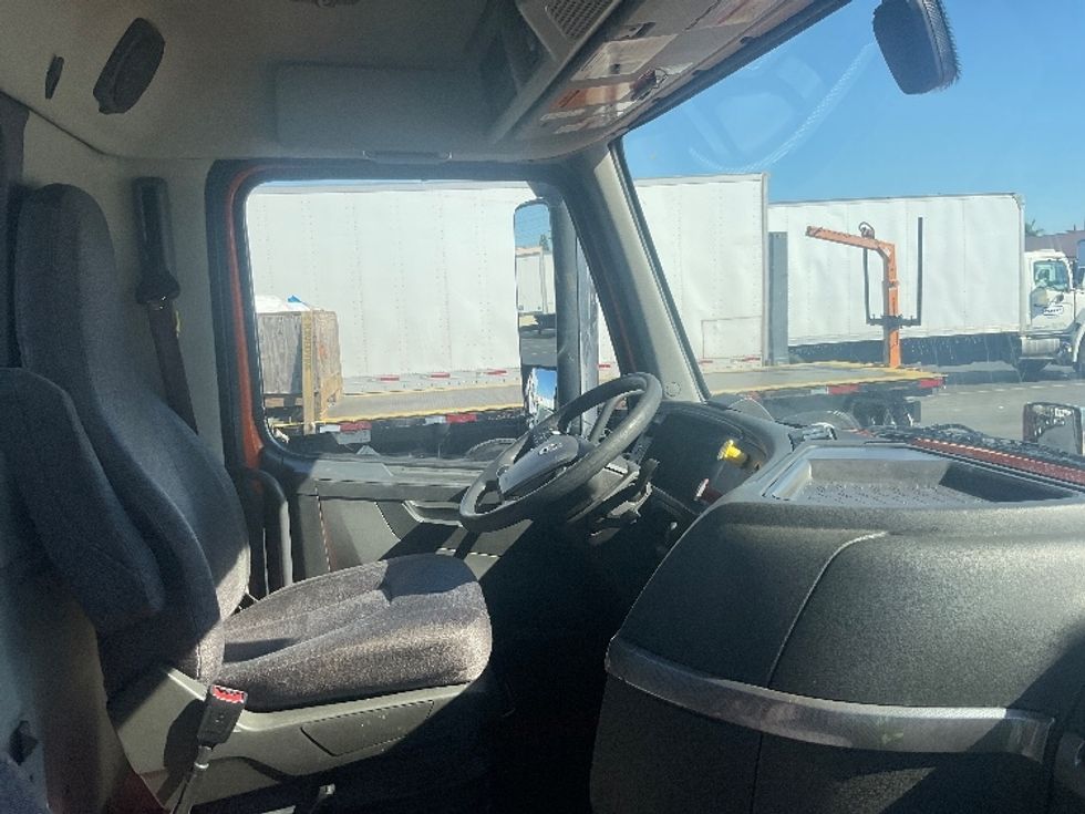 Day Cab Tractor-Heavy Duty Tractors-Volvo-2020-VNR64300-Anaheim-CA-231,697\n\t\tmiles-$ 53,000 - Image 13
