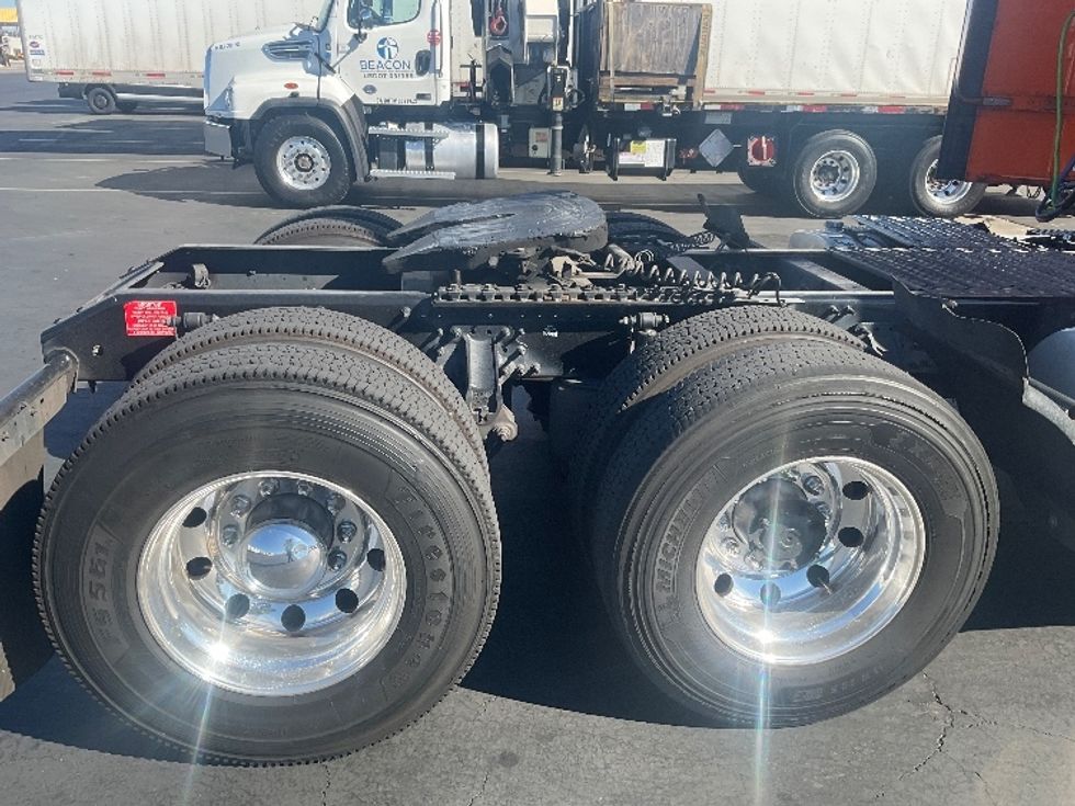 Day Cab Tractor-Heavy Duty Tractors-Volvo-2020-VNR64300-Anaheim-CA-231,697\n\t\tmiles-$ 53,000 - Image 18