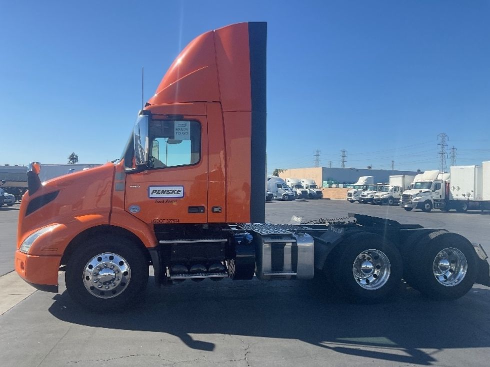 Day Cab Tractor-Heavy Duty Tractors-Volvo-2020-VNR64300-Anaheim-CA-231,697\n\t\tmiles-$ 53,000 - Image 4