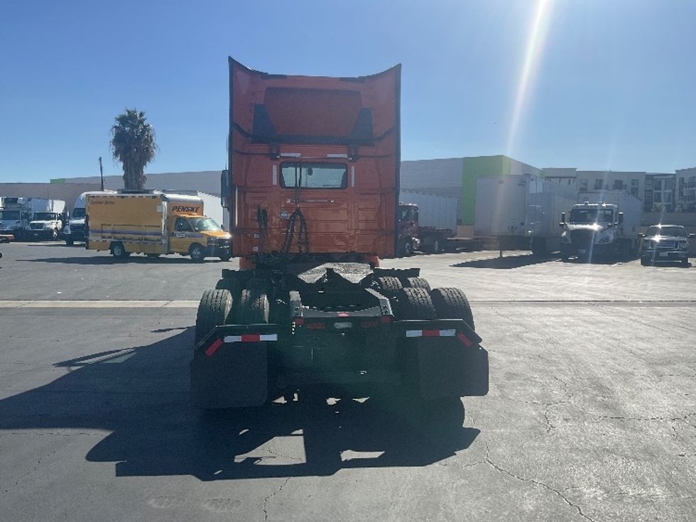 Day Cab Tractor-Heavy Duty Tractors-Volvo-2020-VNR64300-Anaheim-CA-231,697\n\t\tmiles-$ 53,000 - Image 6