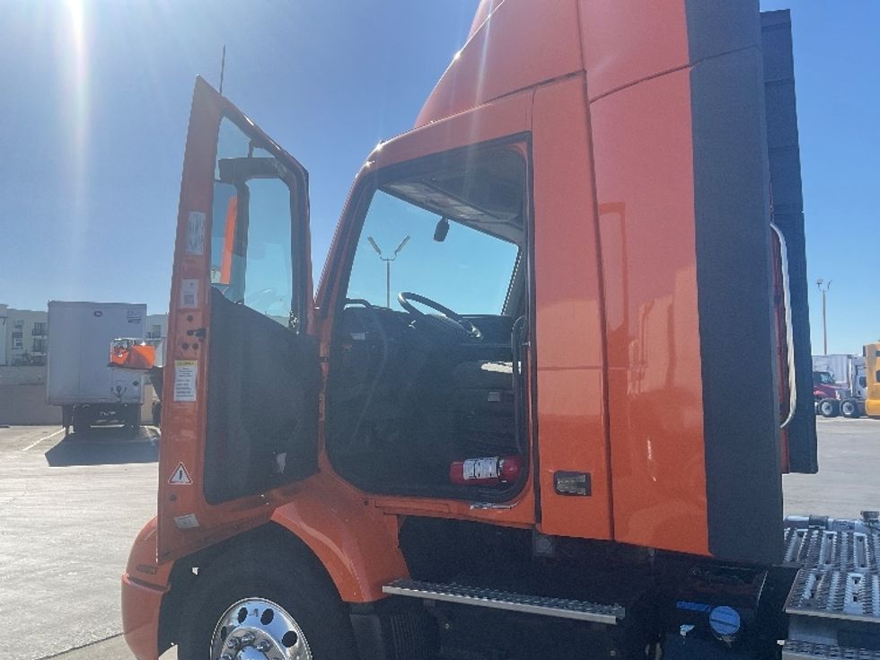 Day Cab Tractor-Heavy Duty Tractors-Volvo-2020-VNR64300-Anaheim-CA-231,697\n\t\tmiles-$ 53,000 - Image 9