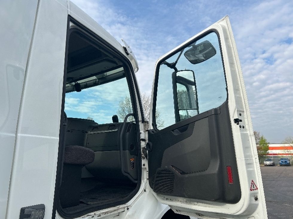 Day Cab Tractor-Heavy Duty Tractors-Volvo-2020-VNR64300-Arlington-TX-306,451\n\t\tmiles-$ 76,750 - Image 12