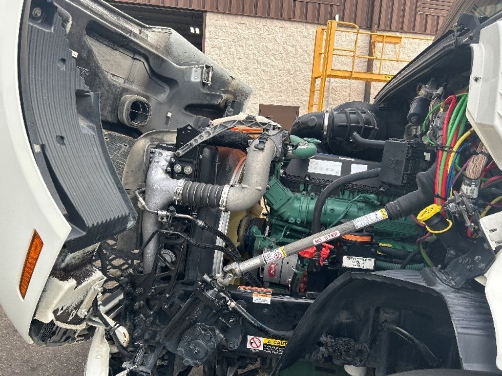 Day Cab Tractor-Heavy Duty Tractors-Volvo-2020-VNR64300-Arlington-TX-306,451\n\t\tmiles-$ 76,750 - Image 14