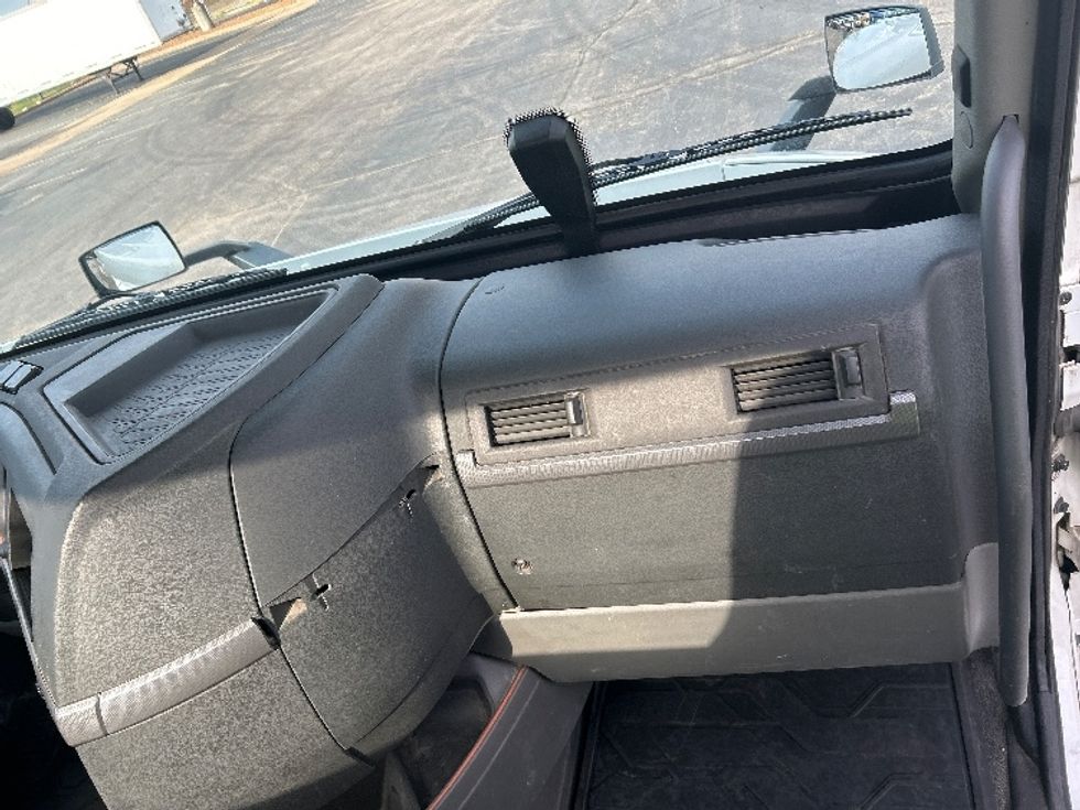 Day Cab Tractor-Heavy Duty Tractors-Volvo-2020-VNR64300-Arlington-TX-306,451\n\t\tmiles-$ 76,750 - Image 15