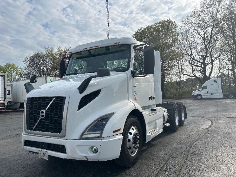 Day Cab Tractor-Heavy Duty Tractors-Volvo-2020-VNR64300-Arlington-TX-306,451\n\t\tmiles-$ 76,750 - Image 3