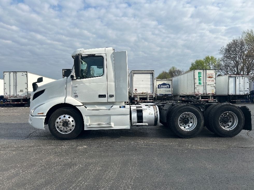 Day Cab Tractor-Heavy Duty Tractors-Volvo-2020-VNR64300-Arlington-TX-306,451\n\t\tmiles-$ 76,750 - Image 4