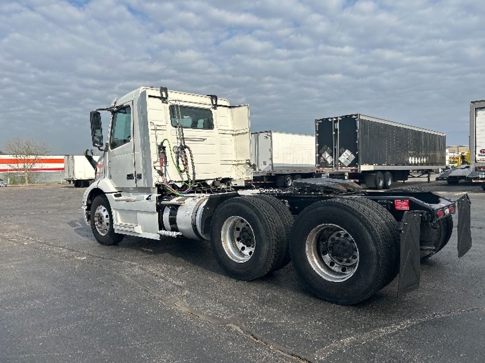 Day Cab Tractor-Heavy Duty Tractors-Volvo-2020-VNR64300-Arlington-TX-306,451\n\t\tmiles-$ 76,750 - Image 5