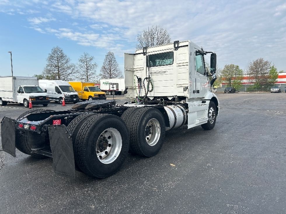 Day Cab Tractor-Heavy Duty Tractors-Volvo-2020-VNR64300-Arlington-TX-306,451\n\t\tmiles-$ 76,750 - Image 7