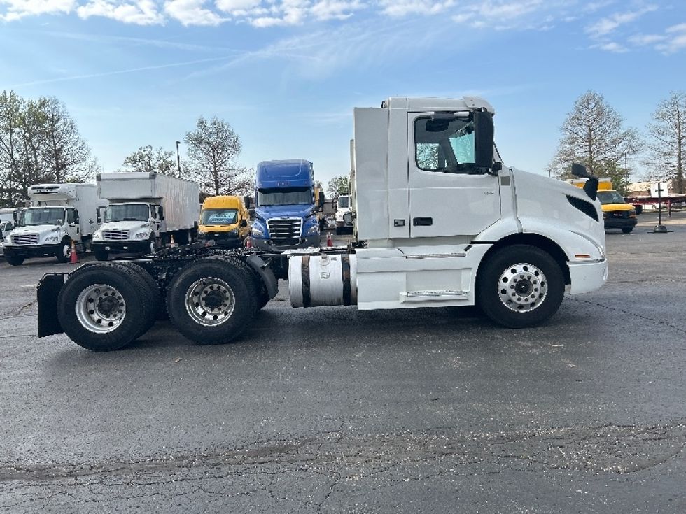 Day Cab Tractor-Heavy Duty Tractors-Volvo-2020-VNR64300-Arlington-TX-306,451\n\t\tmiles-$ 76,750 - Image 8