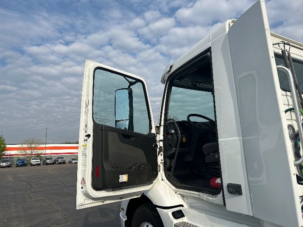 Day Cab Tractor-Heavy Duty Tractors-Volvo-2020-VNR64300-Arlington-TX-306,451\n\t\tmiles-$ 76,750 - Image 9