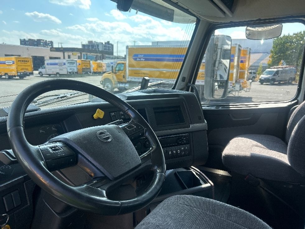Day Cab Tractor-Heavy Duty Tractors-Volvo-2020-VNR64300-Bensalem-PA-467,025\n\t\tmiles-$ 37,750 - Image 10