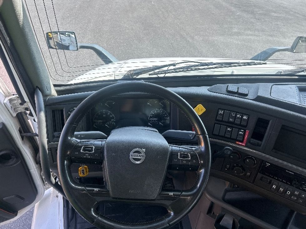 Day Cab Tractor-Heavy Duty Tractors-Volvo-2020-VNR64300-Bensalem-PA-467,025\n\t\tmiles-$ 37,750 - Image 11