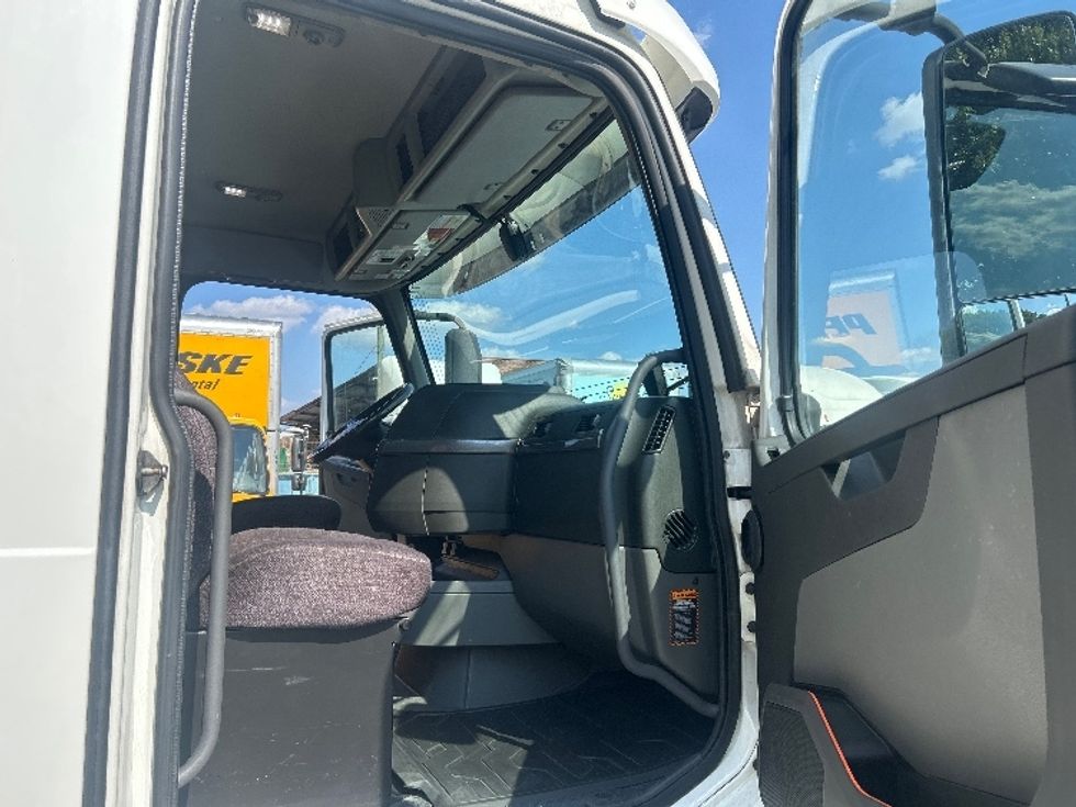 Day Cab Tractor-Heavy Duty Tractors-Volvo-2020-VNR64300-Bensalem-PA-467,025\n\t\tmiles-$ 37,750 - Image 12