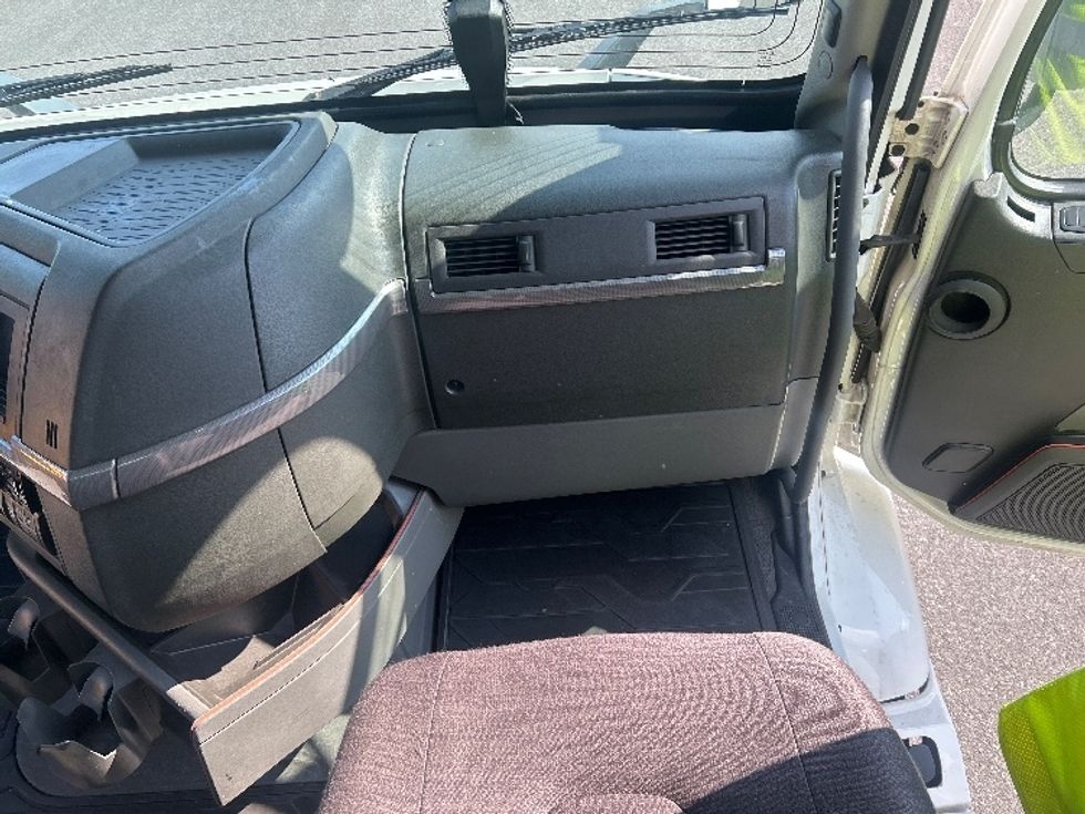 Day Cab Tractor-Heavy Duty Tractors-Volvo-2020-VNR64300-Bensalem-PA-467,025\n\t\tmiles-$ 37,750 - Image 13